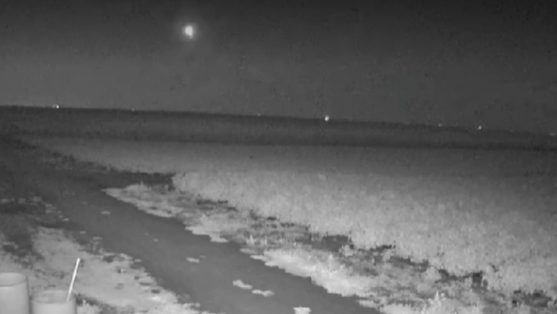 Imaginea rară de pe cer, surprinsă de un bărbat din Brăila. Un corp luminos a căzut spre pământ, iar apoi a dispărut