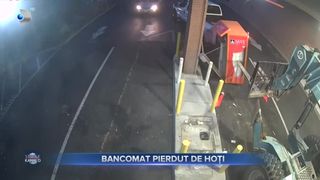 VIDEO - Au vrut să fure un ATM, dar l-au pierdut pe drum. Cei doi sunt căutați acum de polițiști