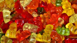 &Icirc;n Germania, un microbuz rom&acirc;nesc și un camion s-au răsturnat. &Icirc;n urma impactului, mii de pungi cu dulciuri au fost &icirc;mprăștiate pe carosabil