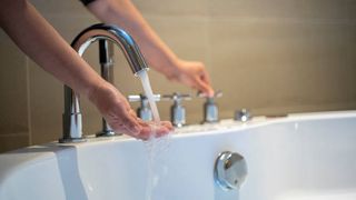 Bucureștenii rămân fără apă caldă mai mult timp. Nicușor Dan a anunțat că va fi prelungit termenul de finalizare a lucrărilor la rețeaua de termoficare