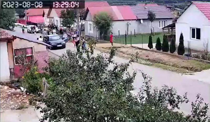 VIDEO - Scandal uriaș în Satu Mare. Zeci de persoane s-au luat la bătaie. Imaginile surprinse de martori și de camerele de luat vederi