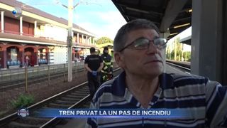 VIDEO - Locomotivă unui tren care transporta zeci de pasageri a luat foc. Călătorii s-au autoevacuat p&acirc;nă la sosirea pompierilor