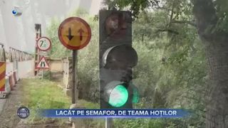 VIDEO - Noua metodă care stopează furtul: Drumarii din Botoșani au fost nevoiți să pună lacăt pe semafoare