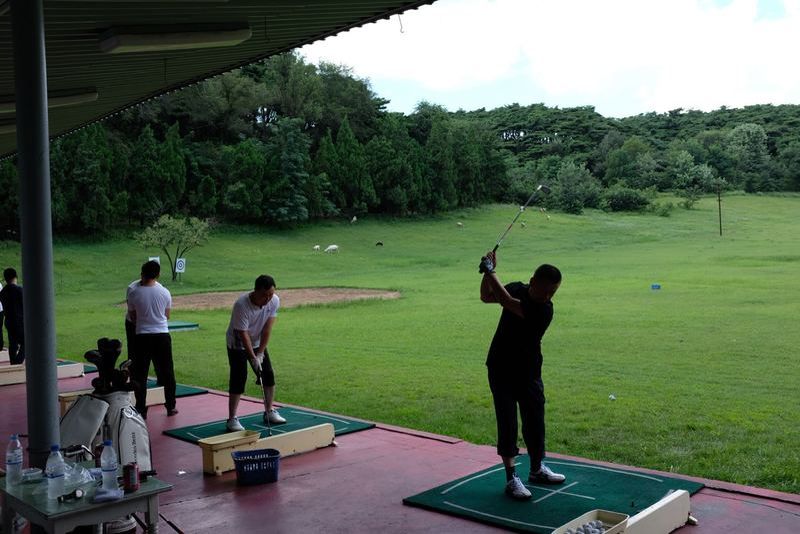 Coreea de Nord își deschide porțile turiștilor din întreaga lume. Oamenii sunt așteptați să joace golf. Care este motivul invitației?