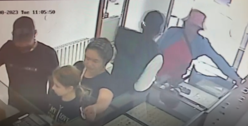 Femeia însărcinată a reușit să fure o brățară de aur dintr-un magazin de bijuterii din Arad