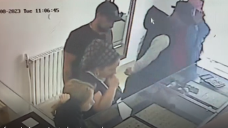 VIDEO- În loc să se pregătească de venirea pe lume a copilului, a preferat să jefuiască un magazin de bijuterii din Arad. Femeia a fost ajutată de un bărbat, dar și de un alt cuplu