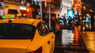 În drum spre casă după o noapte în club, lăsați în stația de autobuz sau în piețe. Cursa gratuită de taxi pentru cei care consumă alcool în club, este doar o oportunitate de a obține bani de la stat