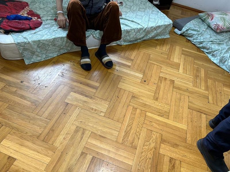 Azilele groazei: Autoritățile au efectuat controale la un centru pentru vârstnici din Argeș. Mai mulți bătrâni, ținuți în subsol și înfometați