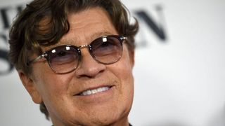 Robbie Robertson a &icirc;ncetat din viață. Chitaristul a decedat la v&acirc;rsta de 80 de ani, &icirc;n urma unei lungi suferințe