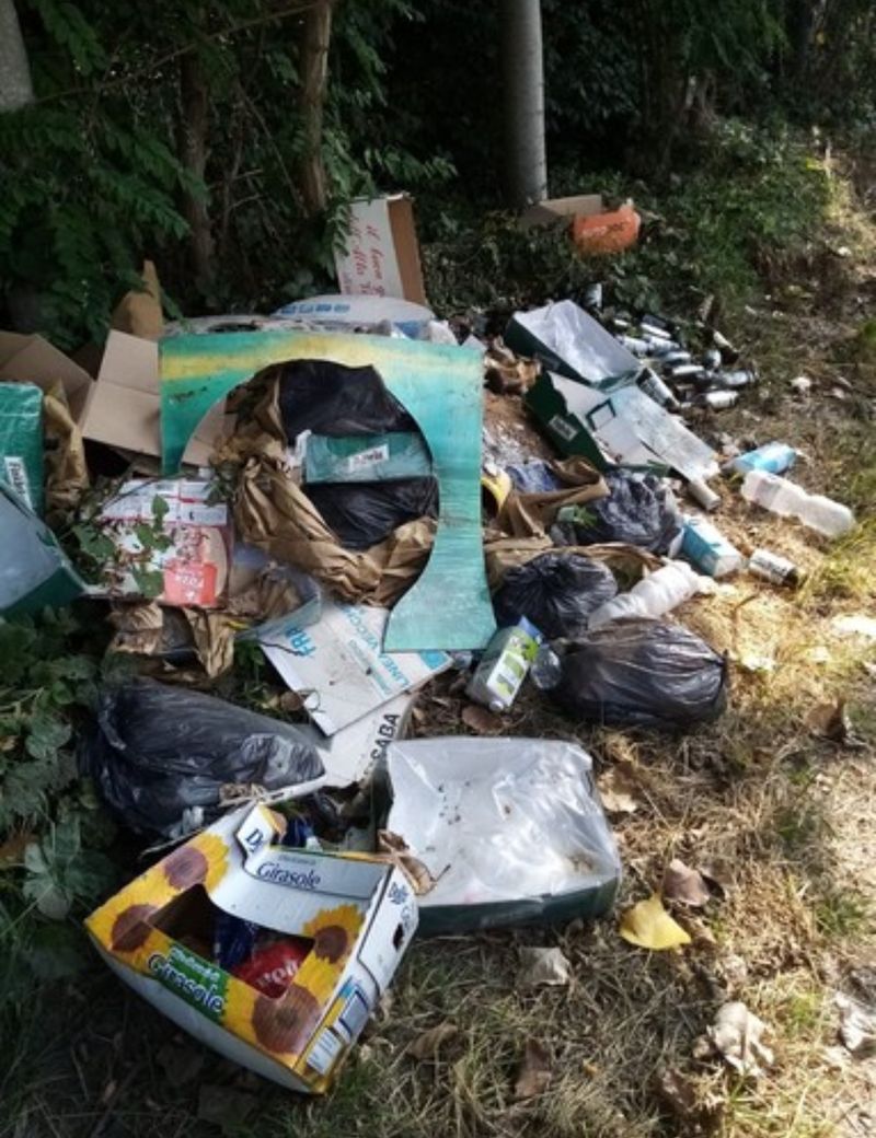 Lovitură dură pentru o familie de români din Italia! Au fost taxați dur pentru deșeurile abandonate neregulamentar