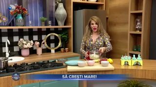 VIDEO - Să crești mare! Înghetață cu zmeură, pregătită în casă
