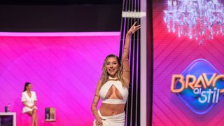 Styling-ul &icirc;ndrăzneț al Azei a fost aplaudat cu entuziasm de către public, &icirc;ntr-o atmosferă incendiară. 