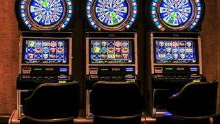 Un t&acirc;năr a sunat la poliție și a spus că a fost t&acirc;lhărit. Ce s-a &icirc;nt&acirc;mplat, de fapt, cu banii?