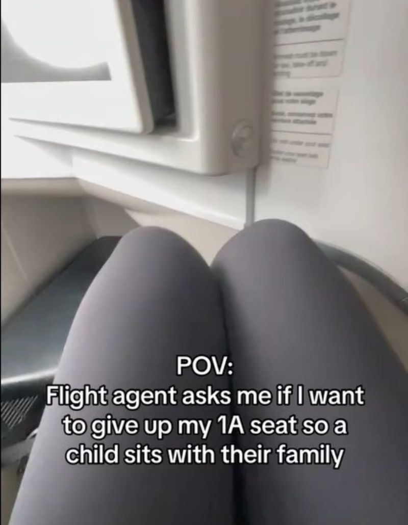 Indignare la bordul unei avion după ce o femeie a refuzat să schimbe locul cu un minor. Postarea a stârnit un val de reacții pe rețelele de socializare. „Nu mai este un copil”