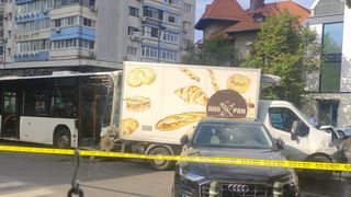 VIDEO. Accident grav pe Calea Dorobanţi din Bucureşti. Un autobuz STB este implicat &icirc;n coliziune. 4 persoane au ajuns la spital