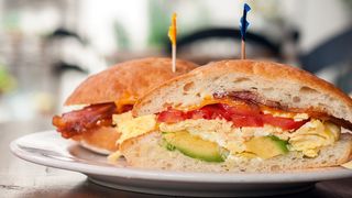 Cafenea din Italia, virală după ce a taxat o clientă pentru tăierea unui sandviș în două: „Munca trebuie plătită!”