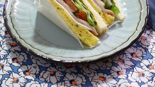 Cafenea din Italia, virală după ce a taxat un client pentru tăierea unui sandviș &icirc;n două: &bdquo;Munca trebuie plătită!&rdquo;