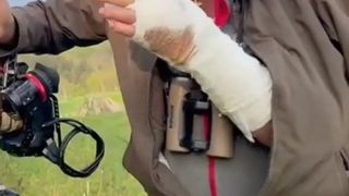 Un regizor german a trăit momente de panică &icirc;n Rom&acirc;nia. A fost atacat de un urs chiar c&acirc;nd filma