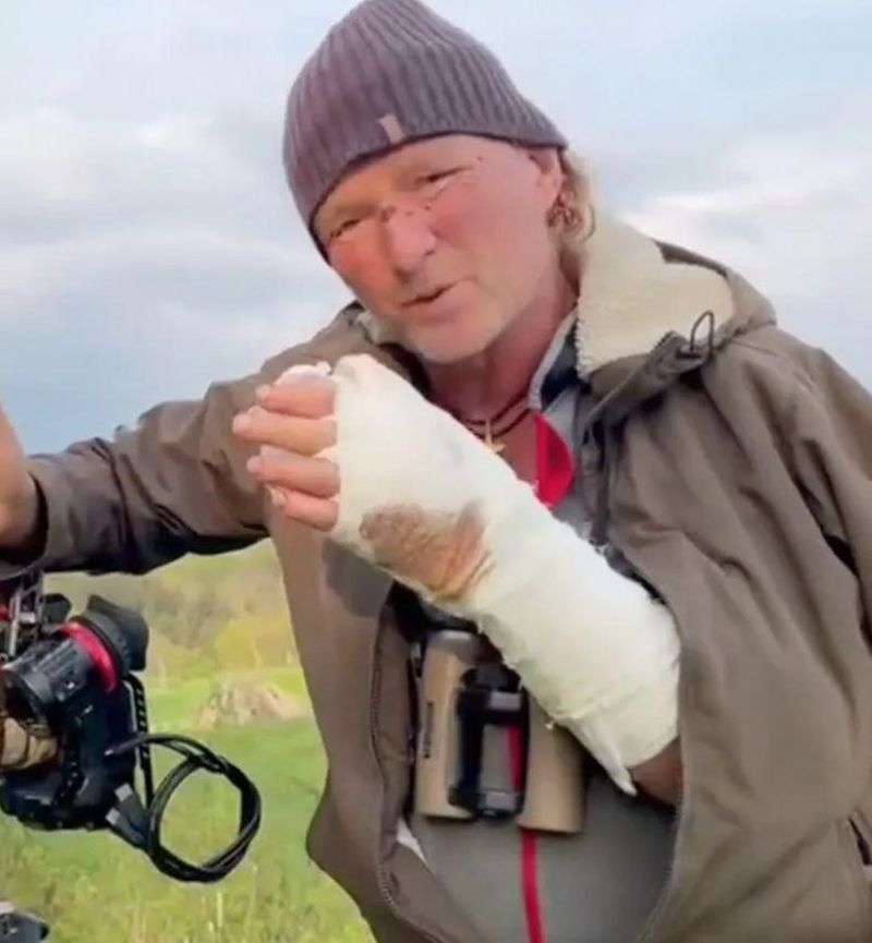 Un regizor german a trăit momente de panică în România. A fost atacat de un urs chiar când filma