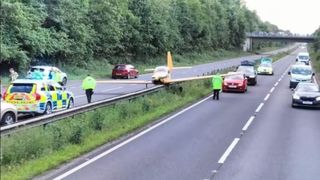 Un avion privat a aterizat forțat și a blocat traficul pe o șosea din Marea Britanie