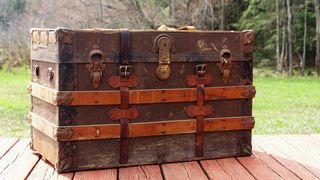 &Icirc;n timp ce se juca &icirc;n grădina unei școli, un băiețel de nouă ani a descoperit o comoară neașteptată