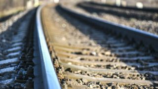 Miracol &icirc;n cazul unei femei, lovite de tren, &icirc;n Brașov. Aceasta a fost scoasă conștientă de sub locomotivă