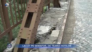 VIDEO- Lacăt pe semafor, de teama hoților. Drumarii sunt uimiți că oamenii au ajuns să fure bateria de la semafoare