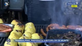VIDEO - Transalpina, preferata iubitorilor de munte. Ciobanii i-au ademenit pe turiști cu bulz și tocăniță de oaie