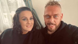 Un bărbat s-a &icirc;mbogățit după ce a v&acirc;ndut hainele iubitei pe internet: &bdquo;Cumpără nonstop. A umplut toată casa. Hainele erau at&acirc;t de multe &icirc;nc&acirc;t ieșeau pe streașină&rdquo;