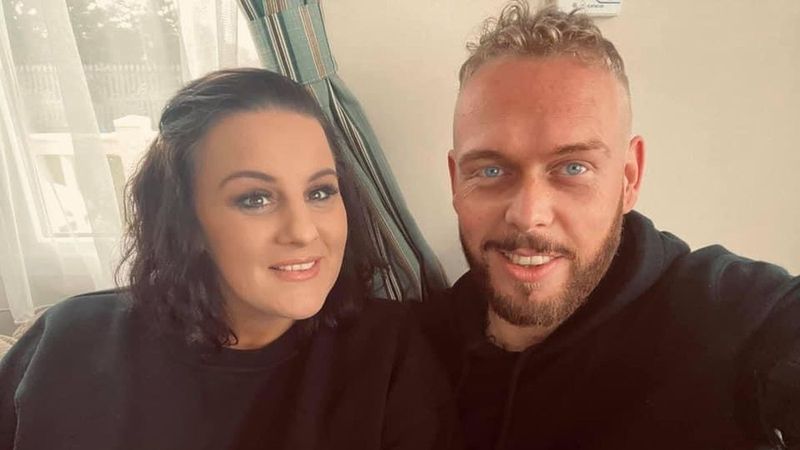 Un bărbat s-a îmbogățit după ce a vândut hainele iubitei pe internet: „Cumpără nonstop. A umplut toată casa. Hainele erau atât de multe încât ieșeau pe streașină”