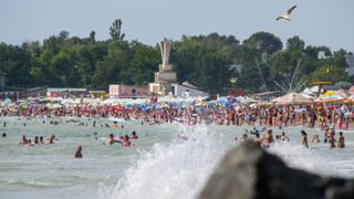 Alertă în Costinești! O altă persoană s-a stins din viață la malul mării. Trupul neînsuflețit a fost adus pe țărm de către valuri