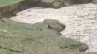 &Icirc;n urma exploatărilor de sare din Bacău, locuințele oamenilor riscă să o ia la vale. &Icirc;ntreaga zonă a fost pusă sub observație&nbsp;