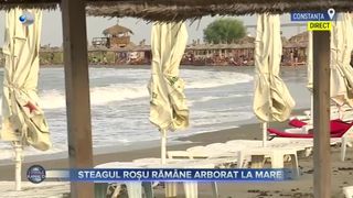 VIDEO- Steagul roșu răm&acirc;ne arborat la mare. Salvamarii recomandă turiștilor să nu se aventureze &icirc;n mare