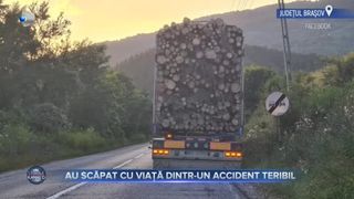 VIDEO- Au scăpat cu viața dintr-un accident teribil. Un lemn a străpuns parbrizul mașinii &icirc;n care se aflau mai mulți tineri