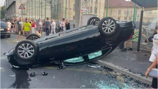 Accident grav în București. O mașină s-a răsturnat în zona Tineretului