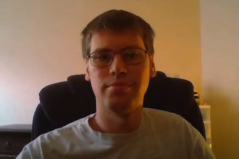 Drew Sollenberger, un bărbat asexuat în vârstă de 38 de ani