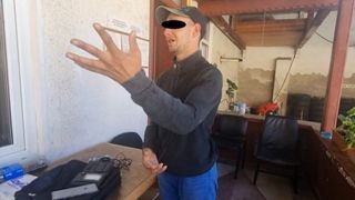 Un cerșetor cu telefon de 1.000 de euro a fost surprins &icirc;n Alba Iulia, pe o bancă. Ce se afla &icirc;n bagajul său