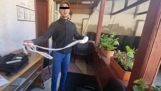 Un cerșetor cu telefon de 1.000 de euro a fost surprins &icirc;n Alba Iulia, pe o bancă. Ce se afla &icirc;n bagajul său