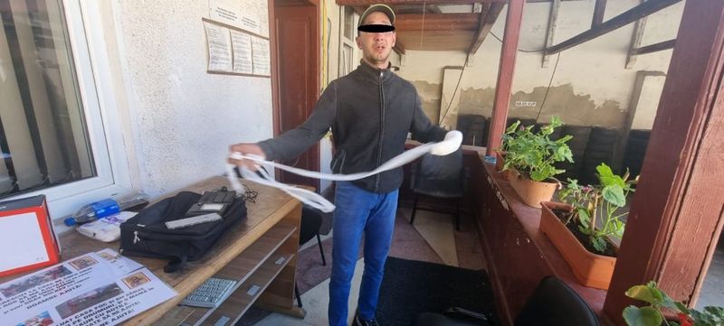Un cerșetor cu telefon de 1.000 de euro a fost surprins în Alba Iulia, pe o bancă. Ce se afla în bagajul său