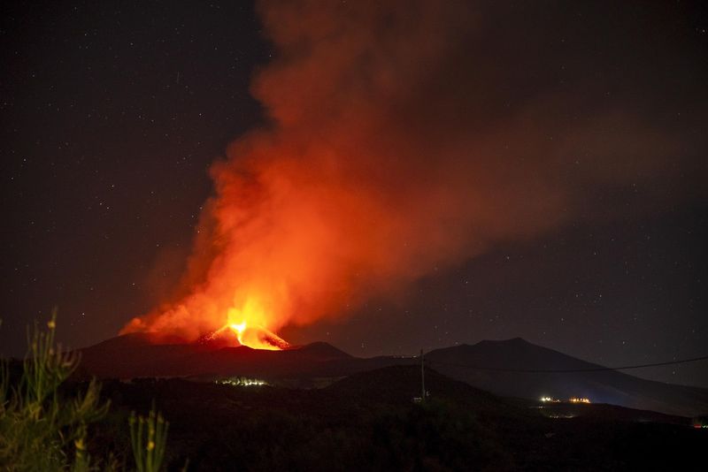 Imagini din satelit cu erupția vulcanului Etna. Aeroportul Catania a fost redeschis