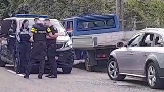 VIDEO- Scandal de proporții, ziua, pe o stradă din Timișoara. Mai mulți indivizi au distrus un autoturism