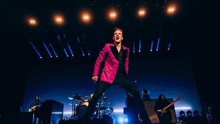 VIDEO. Scandal la concertul The Killers de la Marea Neagră. Un toboșar rus a fost invitat pe scenă, iar publicul a explodat. "Huo, jos Rusia!"