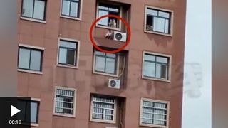 Ce a pățit un copil care s-a jucat de-a v-ați ascunselea &icirc;n afara balconului de la etajul 6