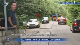 VIDEO- Au hrănit ursul pentru un selfie. Situația a fost agravată de prezența unor copiii