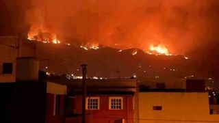 Insula Tenerife a fost cuprinsă de incendii. Mii de localnici au fost evacuați. Elicopterele se chinuie să stingă flăcările