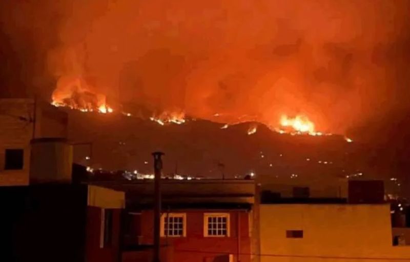 Insula Tenerife a fost cuprinsă de incendii. Mii de localnici au fost evacuați. Elicopterele se chinuie să stingă flăcările