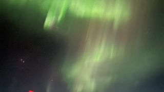 Momentul &icirc;n care un pilot de avion a &icirc;ntors aeronava pentru a le oferi pasagerilor o vedere splendidă asupra aurorei boreale