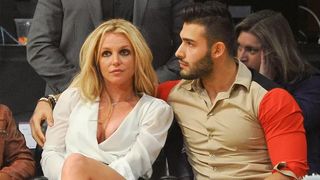 Britney Spears divorțează de soțul său, Sam Asghari, după un an de căsnicie. Vedeta are &icirc;n spate o echipă de avocați care să o reprezinte &icirc;n proces