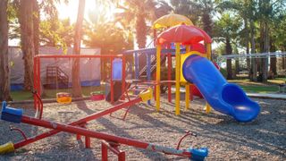 &Icirc;ncă un accident la un loc de joacă din București! O fetiță de 12 ani a ajuns la spital după ce o masă de ping-pong a căzut peste ea