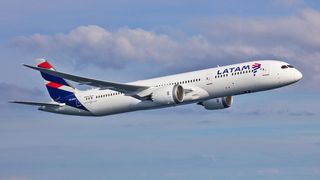 Pilotul unui avion Boeing cu 271 de pasageri la bord a murit în timpul zborului